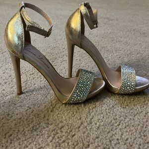 🌟HP 🌟 Gold Sparkly Heels